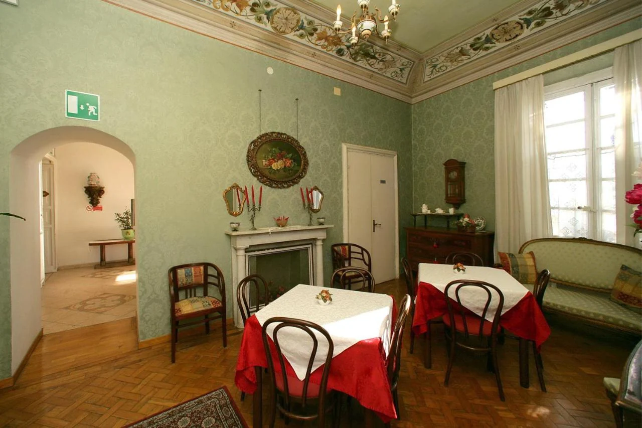 La sala colazioni affrescata